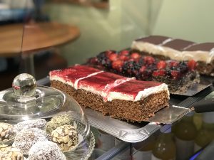 Süße Köstlichkeiten, Topfencremekuchen mit Dirndlguß, Beerenmohnschnitte und Bananenschnitte