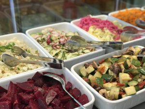 Verschiedene Vorspeisen und Salate